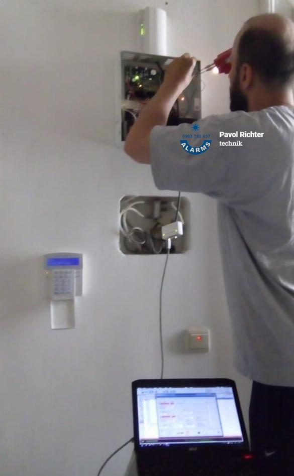 Servisný technik alarmov